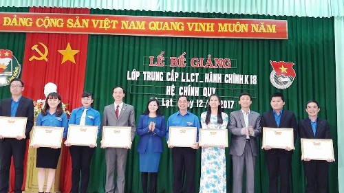 Đ/c Trần Thị Chúc Quỳnh - Bí thư Tỉnh đoàn trao bằng tốt nghiệp cho các học viên